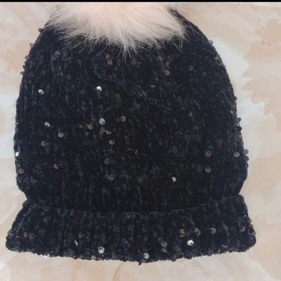 Claire’s Black Sequined fuzzy ball pom pom beanie - Picture 3 of 9